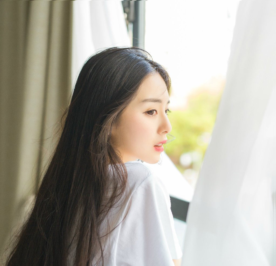 快乐是一只执着的飞鸟。他不随便停住在别人的窗容，也不轻易露出笑脸，只要你能把心打开，快乐将围绕在你身旁